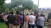 Rombongan ambulans pembawa jenazah Nunung berangkat dari rumah sakit pada sekitar pukul 14.00 WIB, Selasa (20/10).