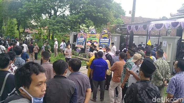 Pelayat Berdatangan ke Rumah Duka Ketua Gerindra Pekalongan Para pelayat mulai mendatangi rumah duka Ketua DPC Partai Gerindra yang juga Wakil Ketua DPRD Kabupaten Pekalongan, Nunung Sugiantoro.