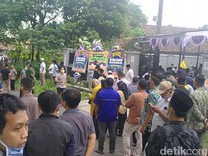 Pelayat Berdatangan ke Rumah Duka Ketua Gerindra Pekalongan