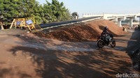 Terlihat pembatas jalan sudah terpasang.