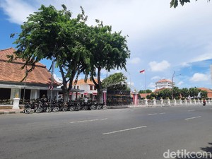 Demo Omnibus Law di Surabaya, Massa Bentuk Barisan Antisipasi Anarko