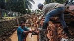 Foto: Begini Penurapan Anak Sungai Ciputat Timur