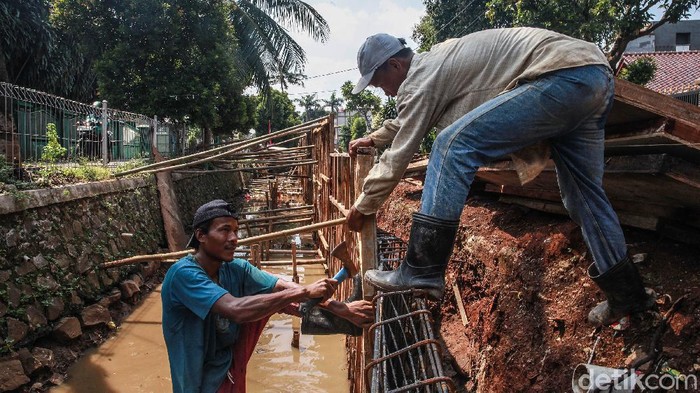 Penurapan Anak Sungai Ciputat Timur Para pekerja menyelesaikan proyek penurapan anak sungai yang bersisian dengan jalan Purnawarman, Ciputat Timur, Tangerang Selatan, Selasa (20/10/2020).