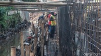 Anak sungai tersebut berperan penting karena menghubungkan drainase daerah pemukiman di Kelurahan Pisangan menuju Situ Gintung, Tangerang Selatan.  