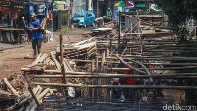 Foto: Begini Penurapan Anak Sungai Ciputat Timur