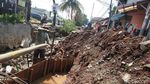 Foto: Begini Penurapan Anak Sungai Ciputat Timur