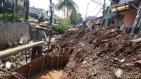Penurapan dilakukan untuk memastikan bibir sungai tidak ambruk ke aliran sungai karena tali air tersebut diapit oleh jalan raya.  