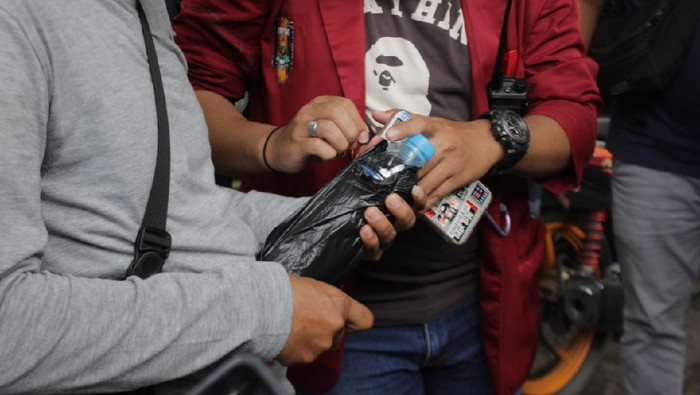Polisi mengamankan 7 pemuda membawa miras menyusup di demo mahasiswa Kalsel.
