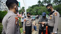 Polisi mejaring massa pandemo yang tidak memiliki identitas sebagai mahasiswa.