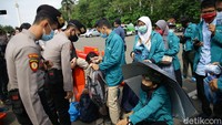 Para mahasiswa memperlihatkan identitas kepada polisi.
