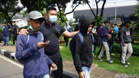 Sejumlah massa kedapatan tidak memiliki identitas sebagai mahasiswa.