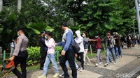 Mereka yang tidak memiliki identitas mahasiswa langsung dikumpulkan.