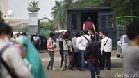 Beberapa langsung diamankan ke dalam mobil.