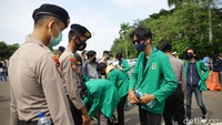 Ini momen saat polisi memeriksa sejumlah massa mahasiswa di kawasan Patung Kuda.