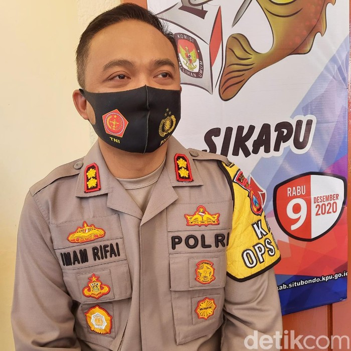 Seorang pria diduga gangguan jiwa di Situbondo tewas ditembak polisi. Pria berinisial KEAU (21) itu ditembak Bripka D karena tiba-tiba mengamuk dan melakukan penyerangan.
