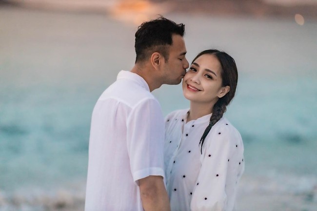 Salah satu pernikahan artis Indonesia yang cukup menghebohkan, yaitu pernikahan Raffi Ahmad dan Nagita Slavina juga ditayangkan secara langsung di stasiun televisi nasional. Walaupun pesta pernikahannya itu tidak dihadiri oleh banyak orang, tetapi seluruh masyarakat Indonesia bisa menyaksikannya. Foto: Instagram/@raffinagita1717