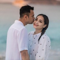 Salah satu pernikahan artis Indonesia yang cukup menghebohkan, yaitu pernikahan Raffi Ahmad dan Nagita Slavina juga ditayangkan secara langsung di stasiun televisi nasional. Walaupun pesta pernikahannya itu tidak dihadiri oleh banyak orang, tetapi seluruh masyarakat Indonesia bisa menyaksikannya. Foto: Instagram/@raffinagita1717