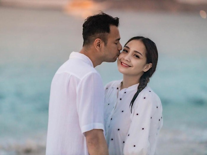 Potret Mesra Raffi Ahmad dan Nagita Slavina Liburan di Labuan Bajo Potret Mesra Raffi Ahmad dan Nagita Slavina Liburan di Labuan Bajo