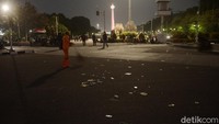 Sisa sampah seperti sampah botol plastik dan kemasan makanan mendominasi di sekitar ruas jalan di sekitar kawasan.