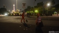 Sisa sampah kemasan baik makanan maupun minuman memenuhi setiap ruas jalan di lokasi demonstrasi.