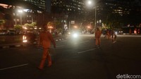 Lokasi demonstrasi kerap menjadi tempat dari sisa-sisa sampah yang dibuang oleh para pendemo.