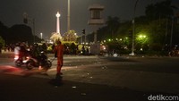 Sampah berserakan di ruas jalan di sekitar kawasan Patung Kuda seusai aksi unjuk rasa membubarkan diri.