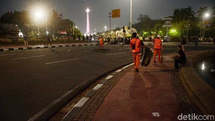 PPSU Sapu Bersih Sampah Pendemo Sampah berserakan di ruas jalan di sekitar kawasan Patung Kuda seusai aksi unjuk rasa membubarkan diri