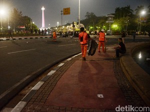 Pemprov DKI Angkut 2,1 Ton Sampah Sisa Demo Tolak Omnibus Law 20 Oktober