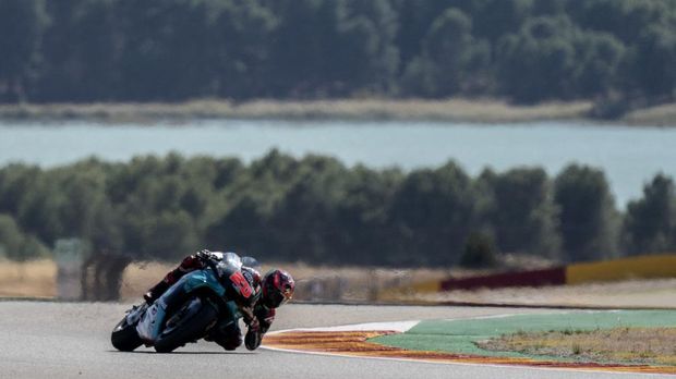 Petronas Yamaha SRT French driver Fabio Quartararo rides during the second MotoGP free practice session of the Moto Grand Prix of Aragon at the Motorland circuit in Alcaniz on October 16, 2020. (Photo by JOSE JORDAN / AFP)