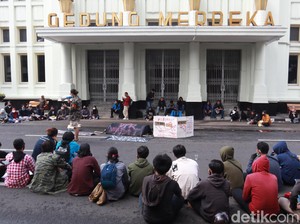 Tolak Omnibus Law, Ratusan Mahasiswa Demo di Gedung Merdeka Bandung