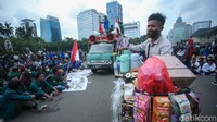 Di tengah-tengah aksi pun para pencari nafkah seperti starling turut datang dengan membawa amunisinya.