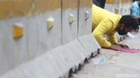 Pada jam-jam shalat seperti Zuhur dan Ashar pun para peserta aksi menunaikan ibadah salat.