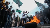 Aksi bakar bun sempat terjadi oleh massa dari Himpunan Mahasiswa Islam, namun tak ada bentrokan saat api terbakar.