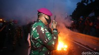 Api yang membakar di beberapa titik pun dipadamkan oleh anggota TNI.