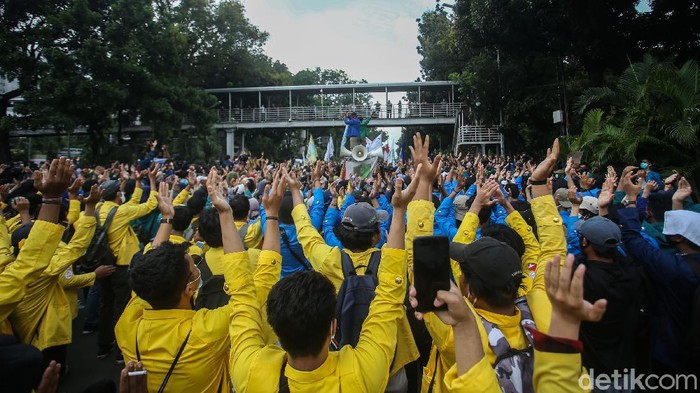 Sejumlah massa aksi dari berbagai elemen mendatangi kawasan Patung Kuda, Jakarta, Selasa (20/10). Aksi tersebut masih dalam rangka penolakan Omnibuslaw Cipta Kerja.