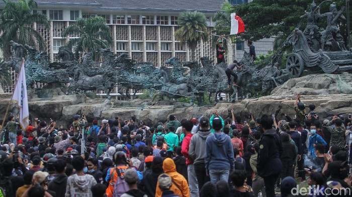 Sejumlah massa aksi dari berbagai elemen mendatangi kawasan Patung Kuda, Jakarta, Selasa (20/10). Aksi tersebut masih dalam rangka penolakan Omnibuslaw Cipta Kerja.