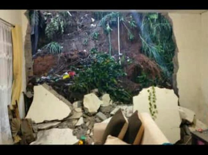 Satu unit rumah warga di Kampung Barunagri RT 03/RW 11, Desa Sukajaya, Kecamatan Lembang, Kabupaten Bandung Barat (KBB) rusak diterjang material longsor dari lereng di atas rumahnya.