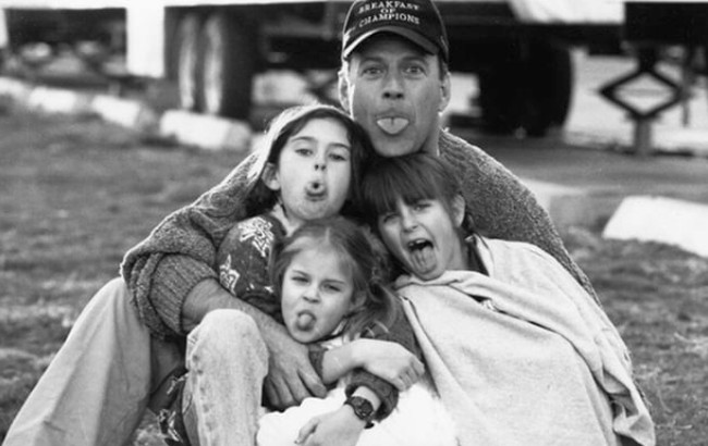 “Saya tidak pernah merasa harus memilih di antara mereka. Mereka tidak pernah saling menjatuhkan. Kami adalah keluarga, dan tetap menjadi keluarga hingga sekarang, kata Rumer. Menurutnya, contoh yang diberikan kedua orang tuanya telah membantunya dalam membangun keluarganya sendiri dan menghadapi proses co-parenting dengan lebih baik. (Foto: Dok. Instagram/rumerwillis)