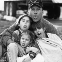 “Saya tidak pernah merasa harus memilih di antara mereka. Mereka tidak pernah saling menjatuhkan. Kami adalah keluarga, dan tetap menjadi keluarga hingga sekarang, kata Rumer. Menurutnya, contoh yang diberikan kedua orang tuanya telah membantunya dalam membangun keluarganya sendiri dan menghadapi proses co-parenting dengan lebih baik. (Foto: Dok. Instagram/rumerwillis)