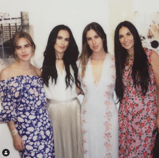 “Bahkan setelah mereka bercerai, mereka menciptakan dasar yang indah dengan tetap mengutamakan saya dan saudara-saudara saya,” ujar Rumer dalam acara Loose Women di salah satu stasiun TV Inggris. (Foto: Dok. Instagram/rumerwillis)