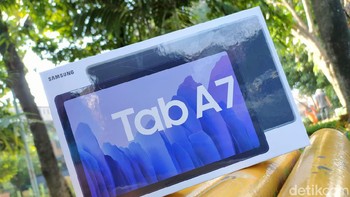 Tampilan boks Galaxy Tab A7 dengan corak putih yang dominan. Foto: detikINET/Agus Tri Haryanto