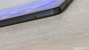 Sedangkan di bagian bawah ada dua slot SIM card. Foto: detikINET/Agus Tri Haryanto