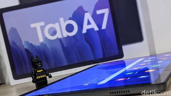 Untuk memanjakan pengguna, Galaxy Tab A7 dilengkapi dengan empat speaker yang terdapat masing-masing dua di kanan dan dua di kiri. Alhasil, suara yang muncul terdengar nyaman di telinga. Foto: detikINET/Agus Tri Haryanto