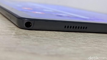 Bila kalian ingin lebih khusyuk, bisa memanfaatkan earphone yang mana audio jack 3.5mm ada di bagian pojok kanan bawah. Foto: detikINET/Agus Tri Haryanto