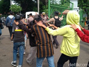 Polisi Amankan Sejumlah Remaja di Lokasi Demo Patung Kuda Monas