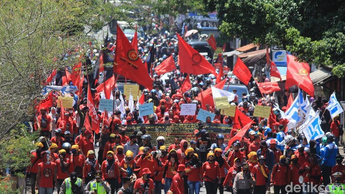 Setahun Jokowi, ribuan buruh tutup jalan Cileunyi - Bandung