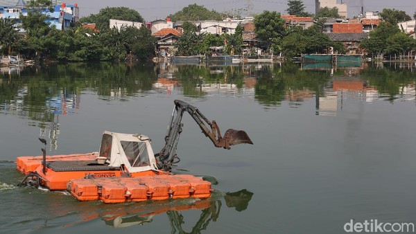 Antisipasi Banjir Situ Rawa Badung Dibersihkan