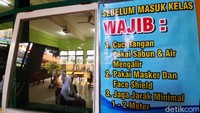 Para siswa juga wajib mencuci tangan, pakai masker, dan jaga jarak di lingkungan sekolah.