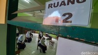 Selama seminggu setiap kelas melaksanakan PTM sebanyak dua kali, sisanya para siswa menyelesaikan tugas tugas di rumah. 
