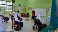 Selama pembelajaran tatap muka tersebut, para siswa wajib melakukan cuci tangan dan menggunakan masker serta dilakukan pengecekan suhu tubuh oleh guru. Selain itu para siswa dilarang untuk keluar dari sekolah untuk mengantisipasi penyebaran virus Corona.